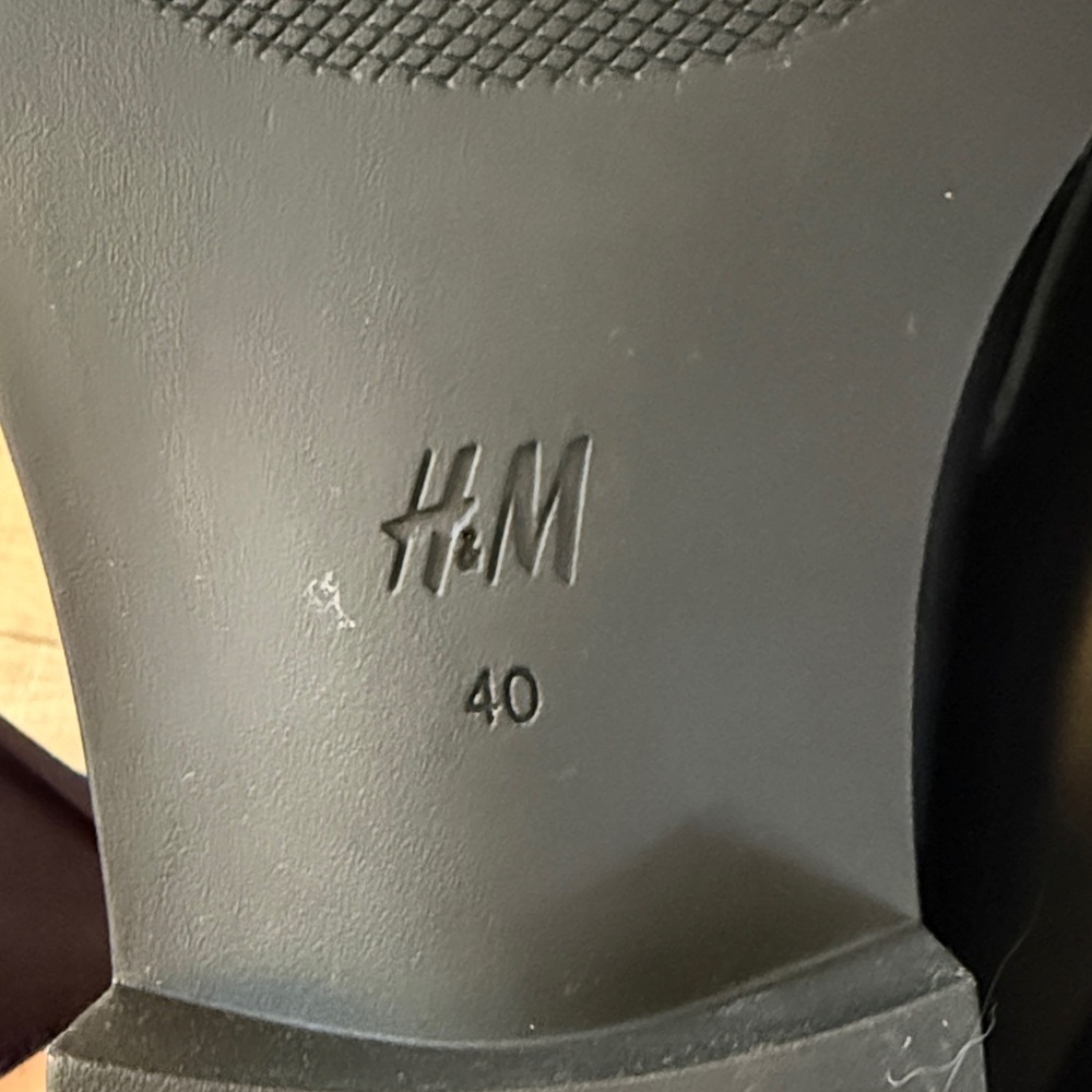 NET H&M black loafer with gold chain details-Size 40 - Picture 2 of 5